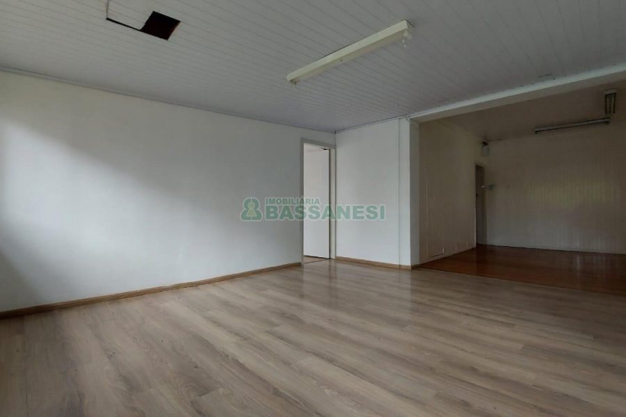 Casa Comercial com 350m², 1 vaga, no bairro Lourdes em Caxias do Sul para Alugar