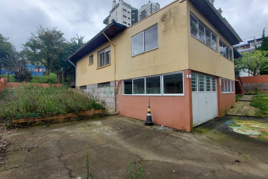 Casa Comercial com 350m², 1 vaga, no bairro Lourdes em Caxias do Sul para Alugar