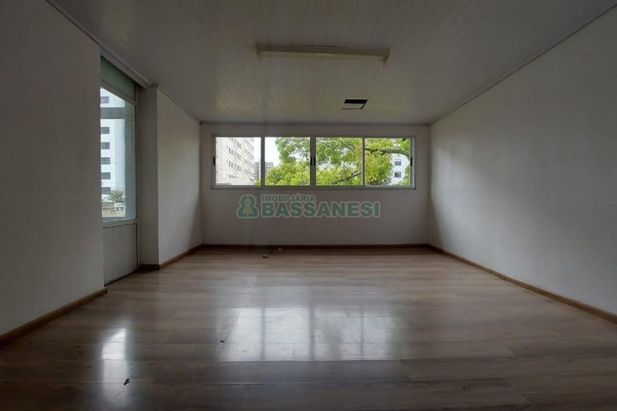 Casa Comercial com 350m², 1 vaga, no bairro Lourdes em Caxias do Sul para Alugar