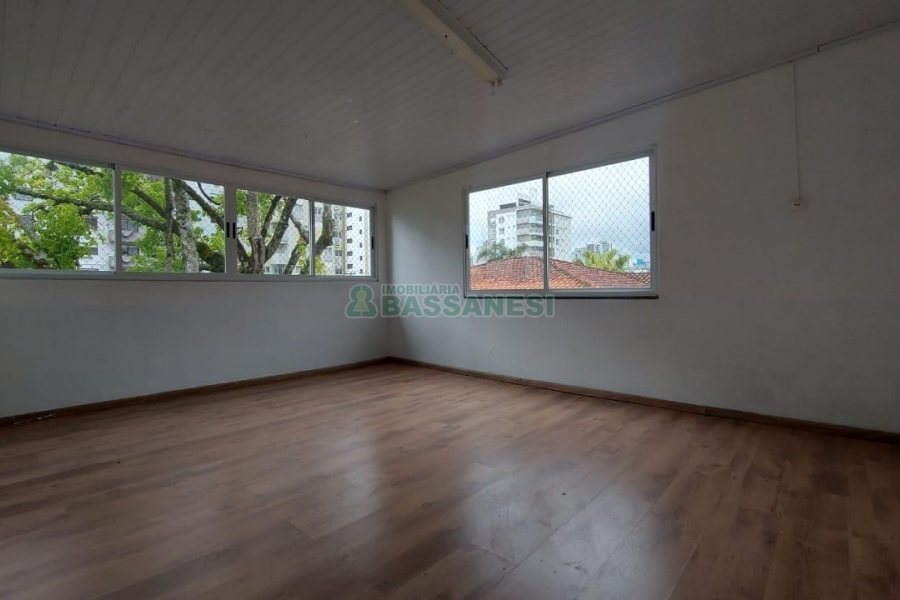Casa Comercial com 350m², 1 vaga, no bairro Lourdes em Caxias do Sul para Alugar