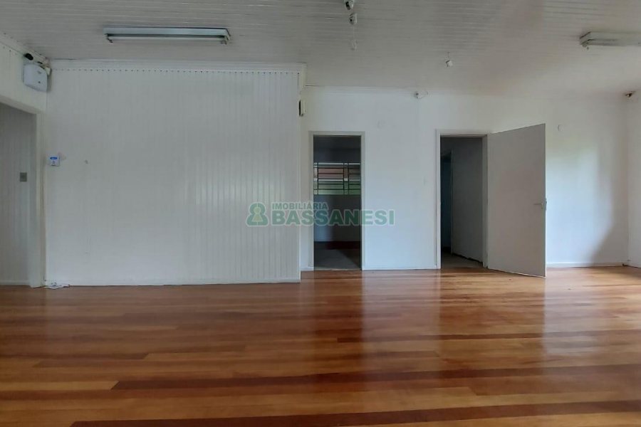 Casa Comercial com 350m², 1 vaga, no bairro Lourdes em Caxias do Sul para Alugar