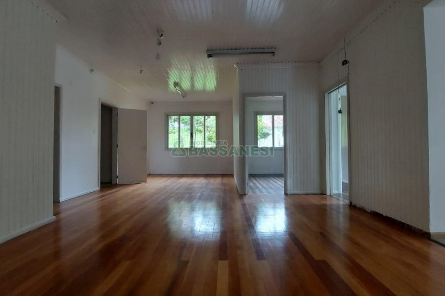 Casa Comercial com 350m², 1 vaga, no bairro Lourdes em Caxias do Sul para Alugar