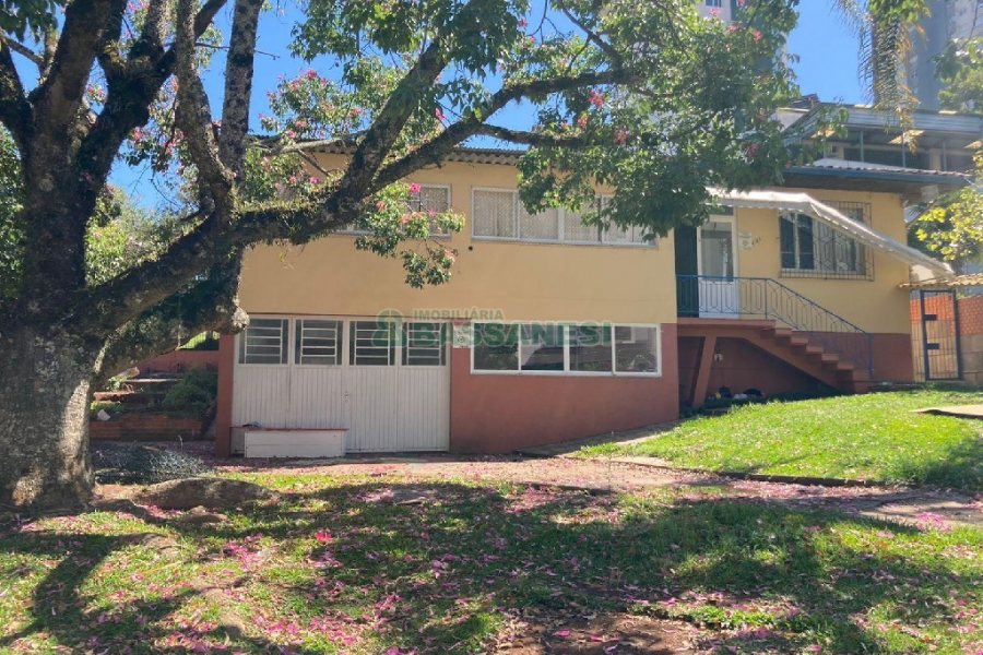 Casa Comercial com 350m², 1 vaga, no bairro Lourdes em Caxias do Sul para Alugar