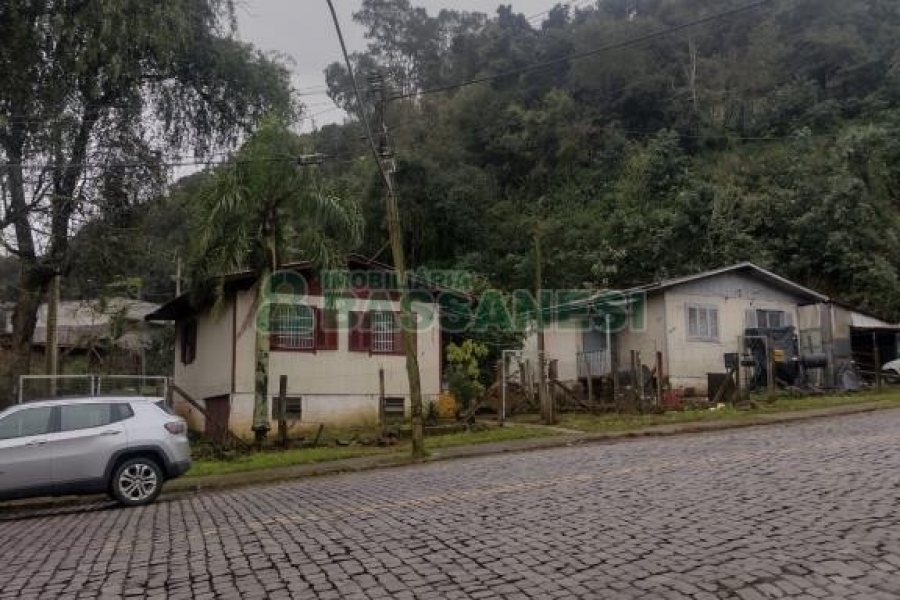 Casa com 250m², 3 dormitórios, 1 vaga, no bairro Pioneiro em Caxias do Sul para Comprar