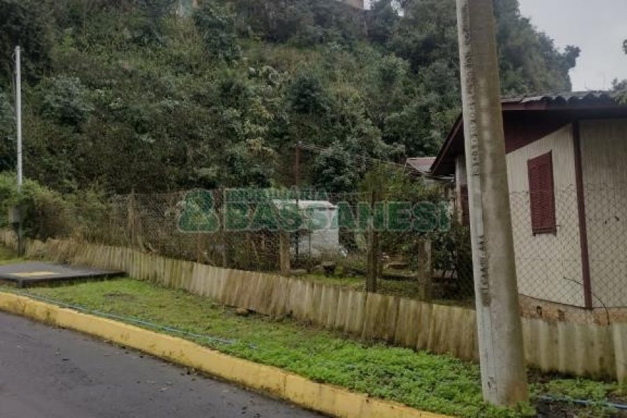 Casa com 250m², 3 dormitórios, 1 vaga, no bairro Pioneiro em Caxias do Sul para Comprar