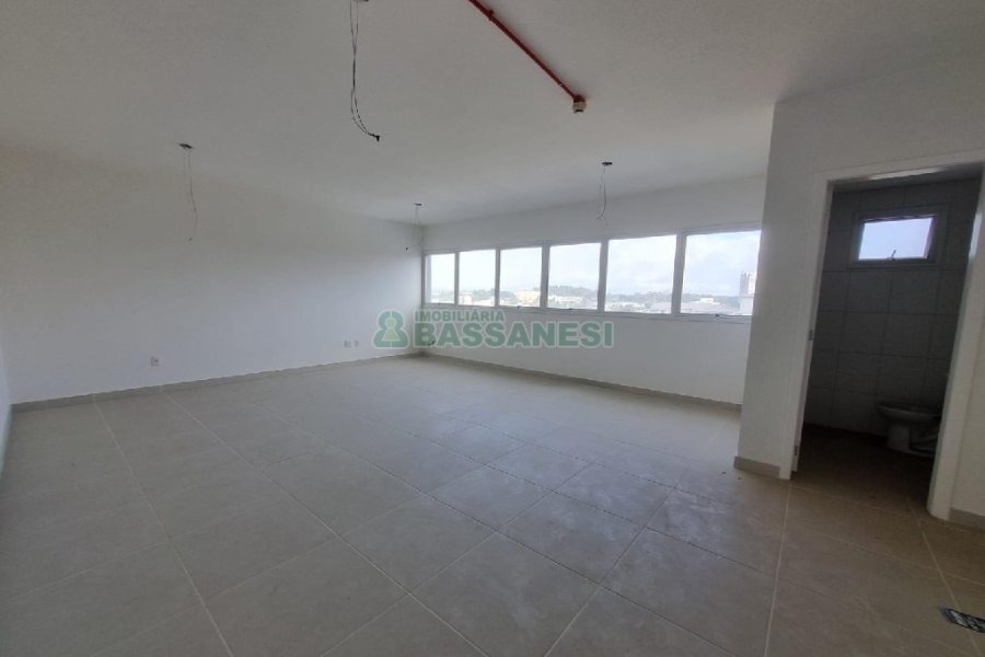 Sala com 46m², 1 vaga, no bairro Desvio Rizzo em Caxias do Sul para Comprar