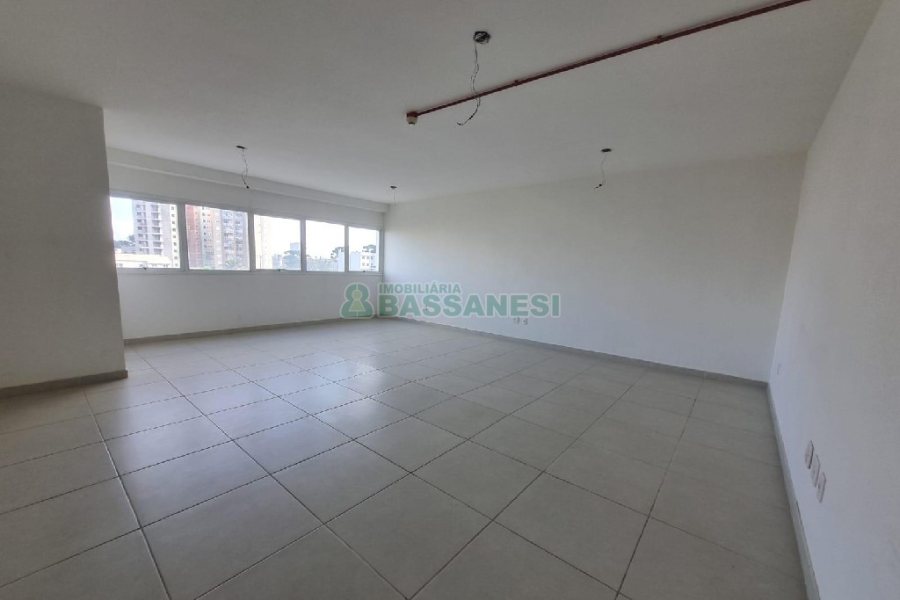 Sala com 51m², 1 vaga, no bairro Desvio Rizzo em Caxias do Sul para Comprar