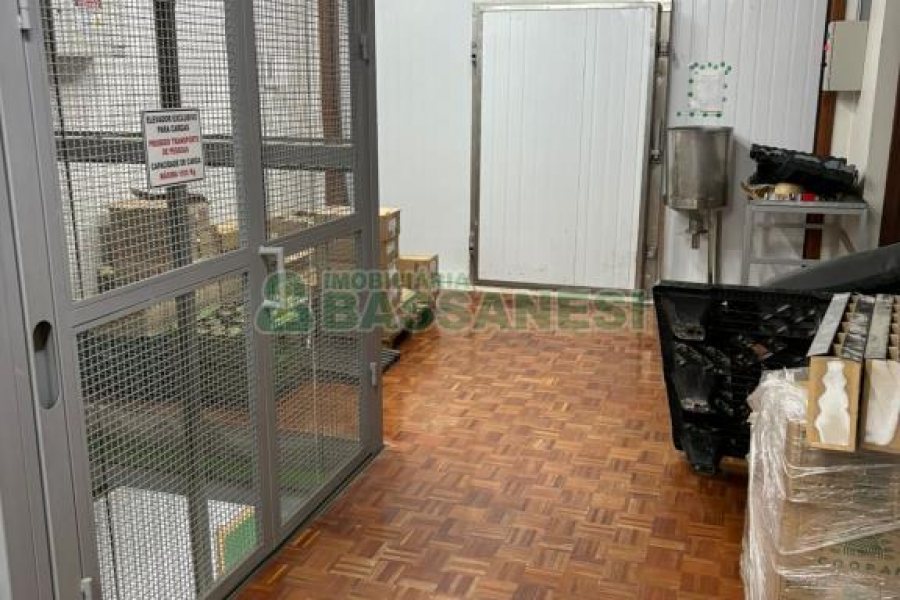 Pavilhão com 572m², no bairro Marechal Floriano em Caxias do Sul para Comprar