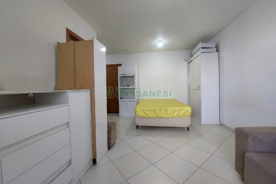 Kitinete Mobiliado com 37m², 1 dormitório, 1 vaga, no bairro Centro em Caxias do Sul para Alugar