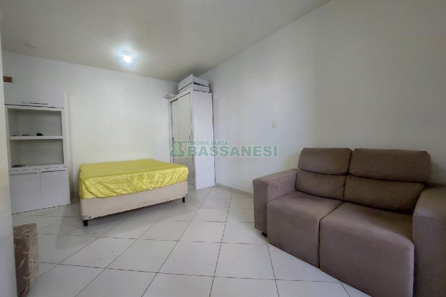 Kitinete Mobiliado com 37m², 1 dormitório, 1 vaga, no bairro Centro em Caxias do Sul para Alugar