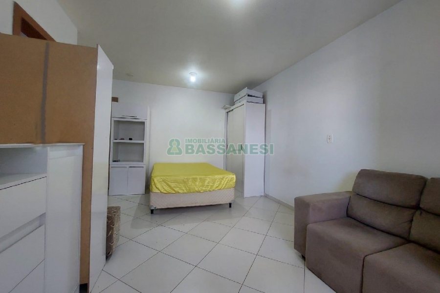 Kitinete Mobiliado com 37m², 1 dormitório, 1 vaga, no bairro Centro em Caxias do Sul para Alugar