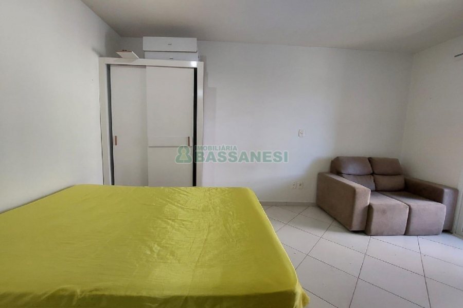 Kitinete Mobiliado com 37m², 1 dormitório, 1 vaga, no bairro Centro em Caxias do Sul para Alugar