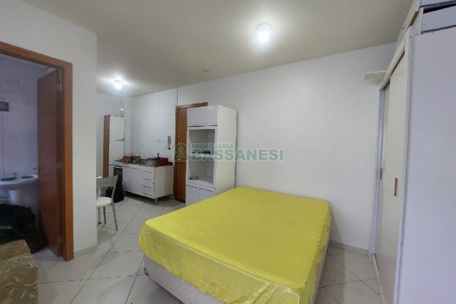 Kitinete Mobiliado com 37m², 1 dormitório, 1 vaga, no bairro Centro em Caxias do Sul para Alugar