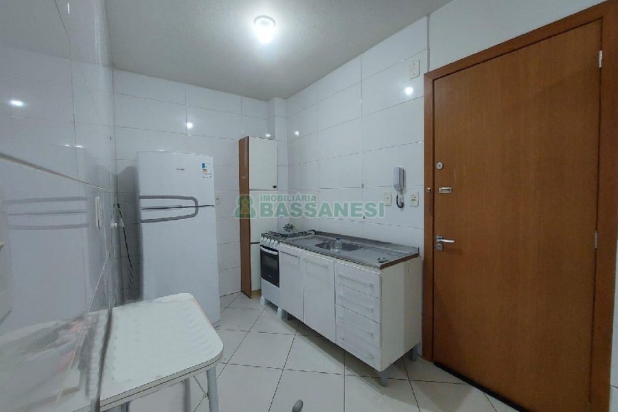 Kitinete Mobiliado com 37m², 1 dormitório, 1 vaga, no bairro Centro em Caxias do Sul para Alugar