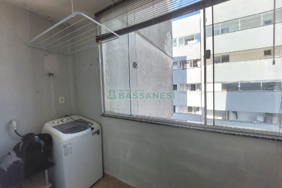 Kitinete Mobiliado com 37m², 1 dormitório, 1 vaga, no bairro Centro em Caxias do Sul para Alugar