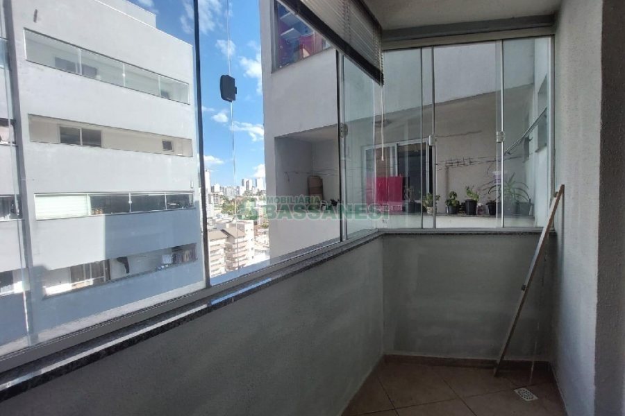 Kitinete Mobiliado com 37m², 1 dormitório, 1 vaga, no bairro Centro em Caxias do Sul para Alugar