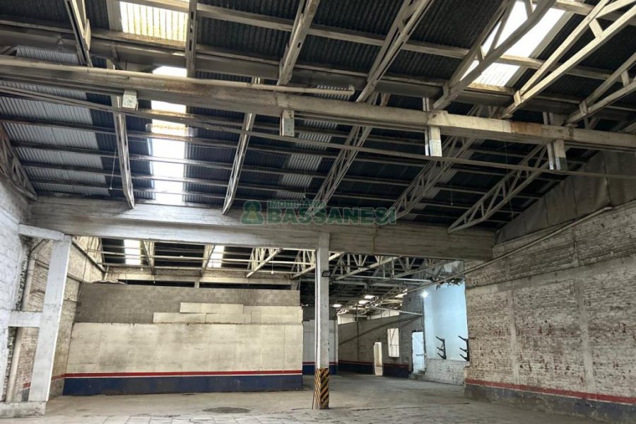 Pavilhão com 1970m², no bairro Centro em Caxias do Sul para Alugar