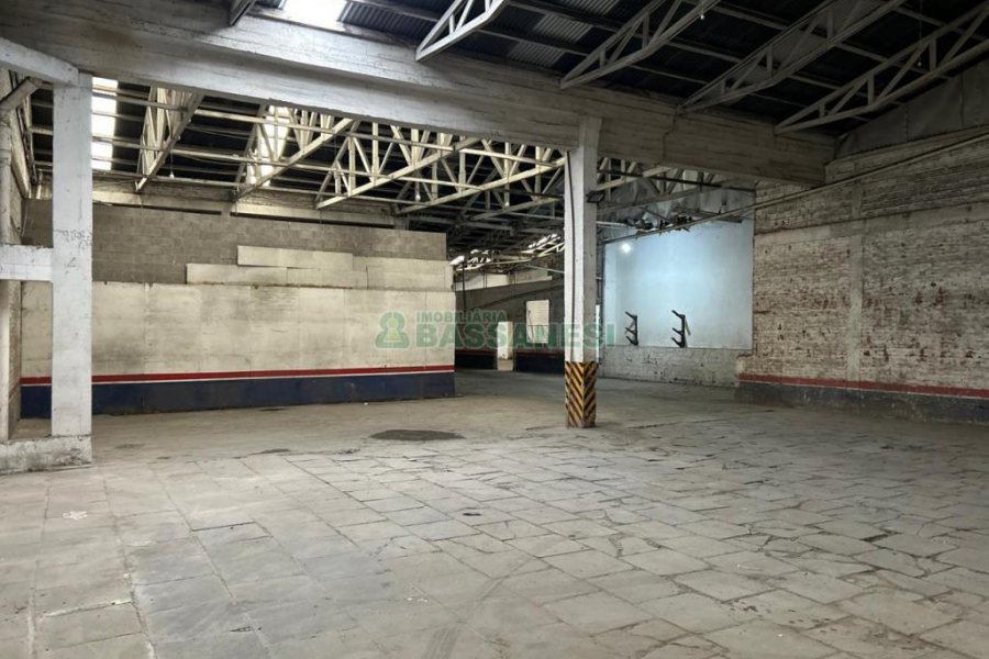 Pavilhão com 1970m², no bairro Centro em Caxias do Sul para Alugar