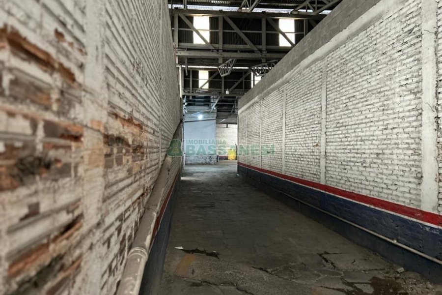 Pavilhão com 1970m², no bairro Centro em Caxias do Sul para Alugar