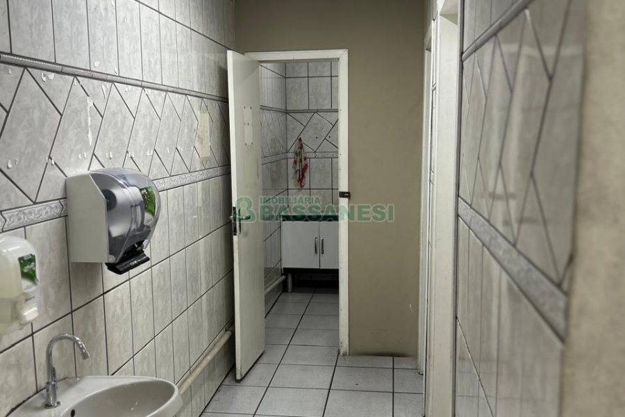 Pavilhão com 1970m², no bairro Centro em Caxias do Sul para Alugar