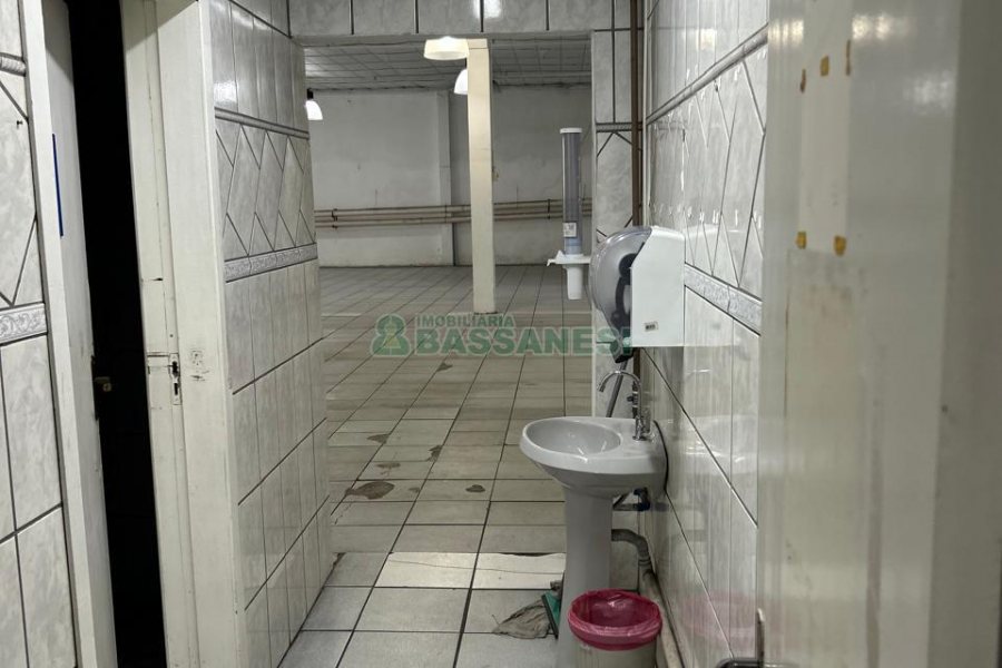 Pavilhão com 1970m², no bairro Centro em Caxias do Sul para Alugar