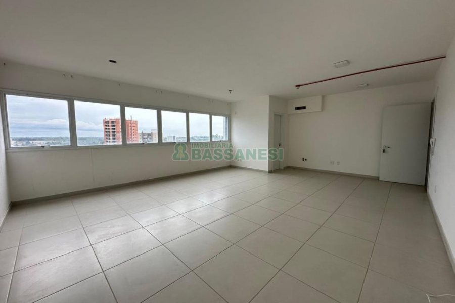 Sala com 46m², 1 vaga, no bairro Desvio Rizzo em Caxias do Sul para Comprar