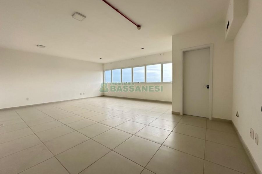 Sala com 46m², 1 vaga, no bairro Desvio Rizzo em Caxias do Sul para Comprar