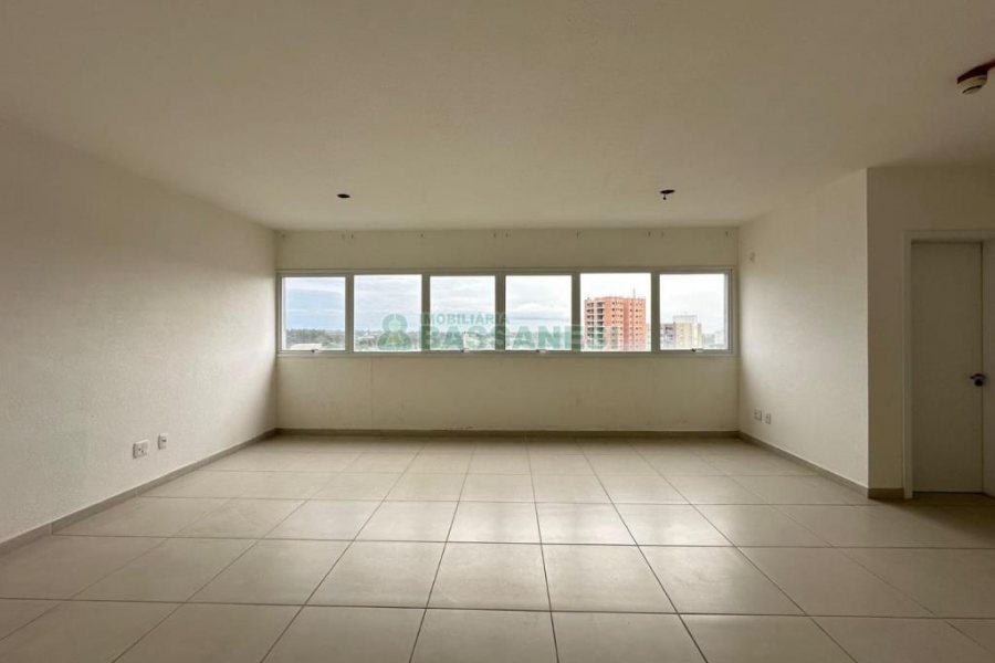 Sala com 46m², 1 vaga, no bairro Desvio Rizzo em Caxias do Sul para Comprar