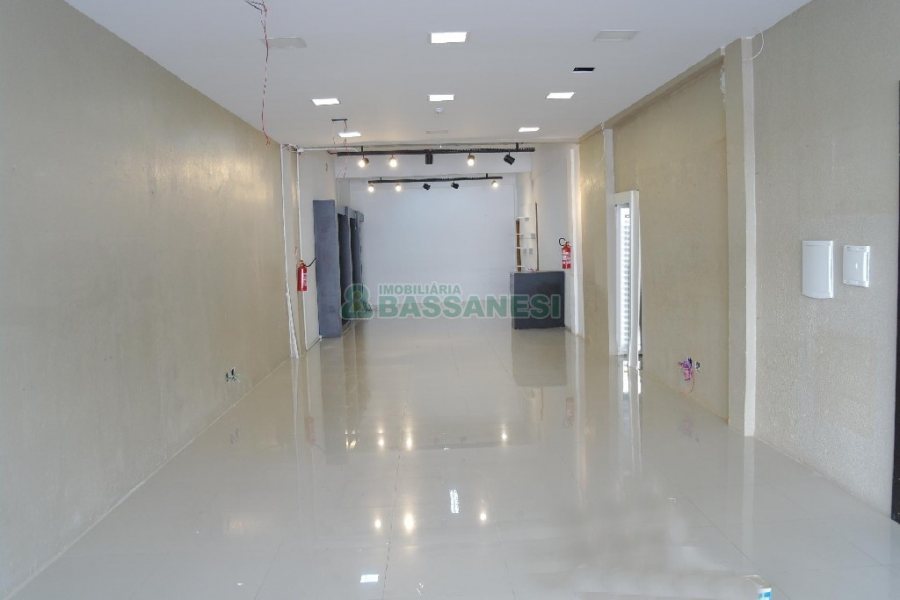 Loja com 342m², no bairro São Pelegrino em Caxias do Sul para Alugar