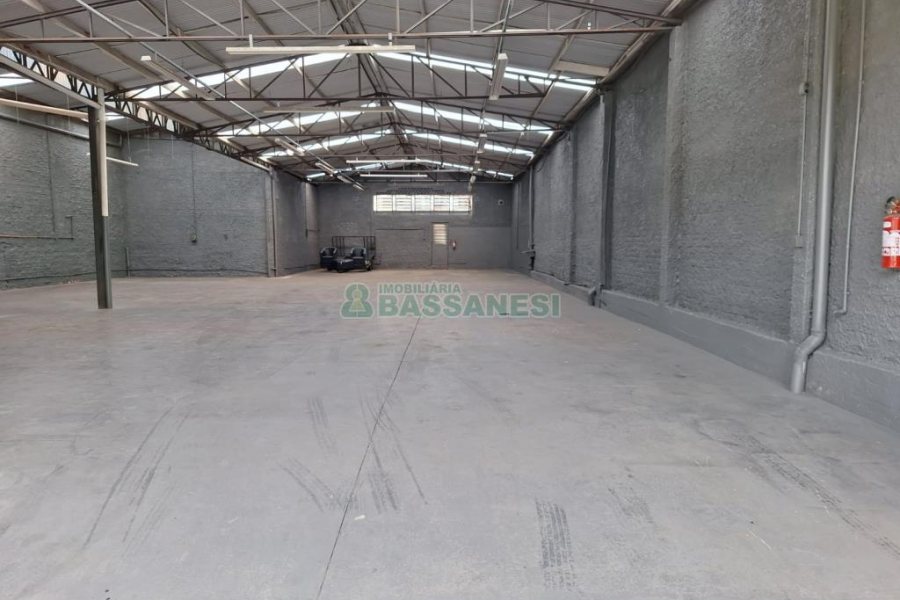 Pavilhão com 437m², no bairro Lourdes em Caxias do Sul para Alugar ou Comprar