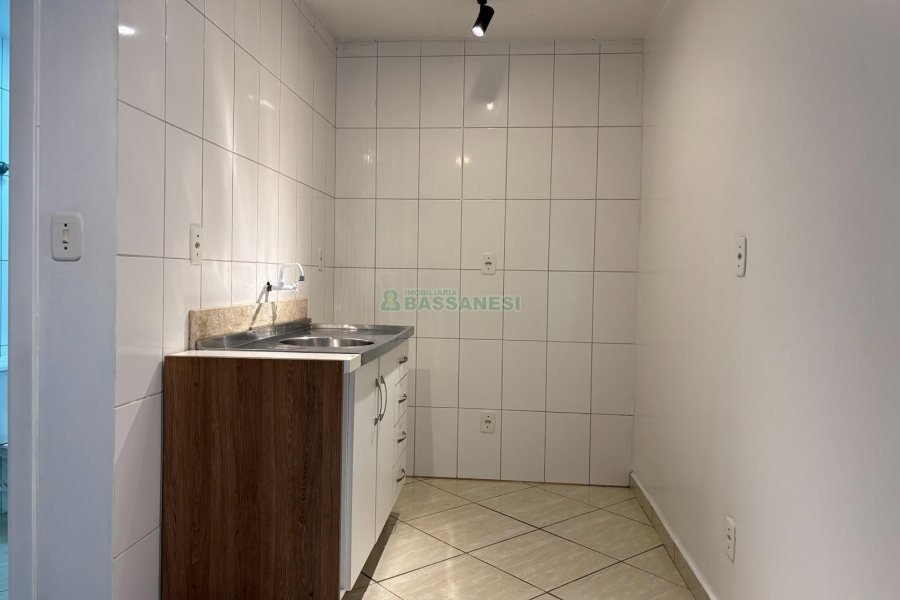 Kitinete com 42m², 1 dormitório, 1 vaga, no bairro Sagrada Família em Caxias do Sul para Alugar