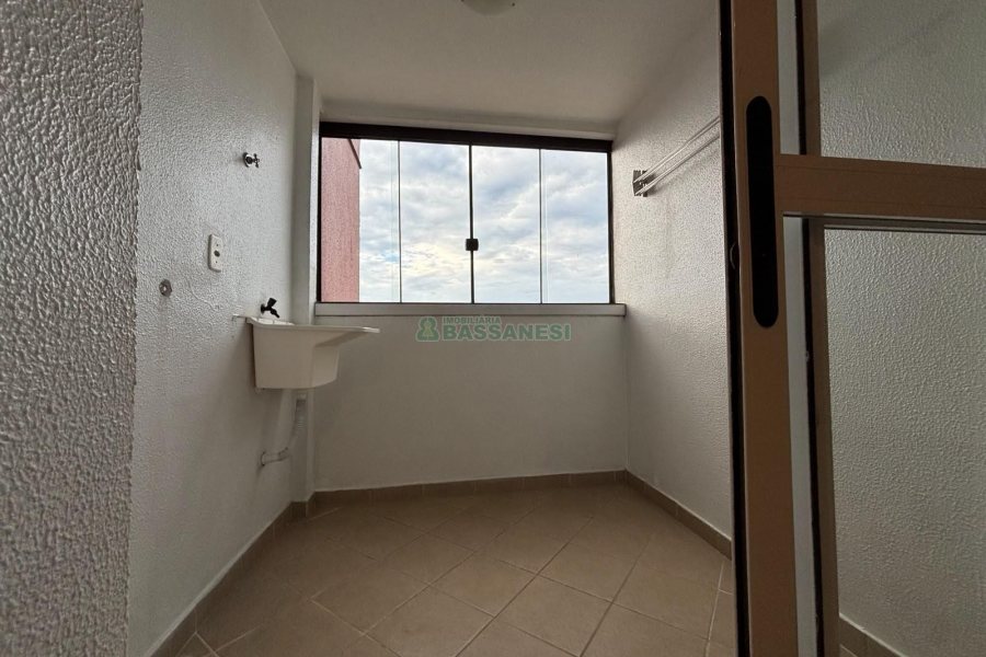 Kitinete com 42m², 1 dormitório, 1 vaga, no bairro Sagrada Família em Caxias do Sul para Alugar