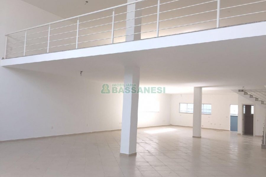 Loja com 330m², no bairro Cinqüentenário em Caxias do Sul para Alugar