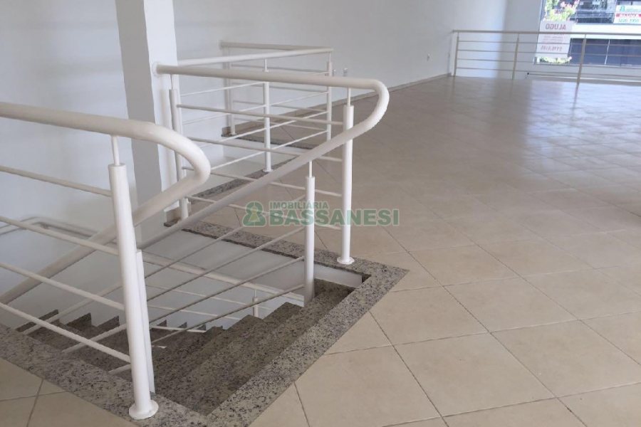 Loja com 330m², no bairro Cinqüentenário em Caxias do Sul para Alugar