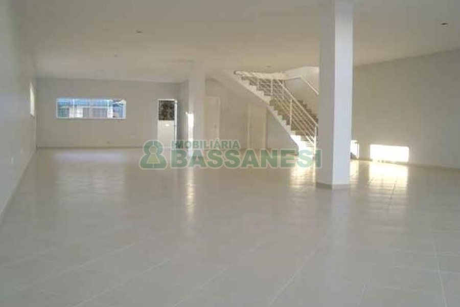Loja com 330m², no bairro Cinqüentenário em Caxias do Sul para Alugar