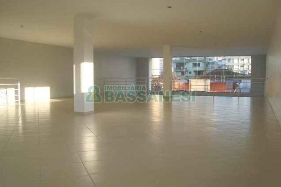 Loja com 330m², no bairro Cinqüentenário em Caxias do Sul para Alugar