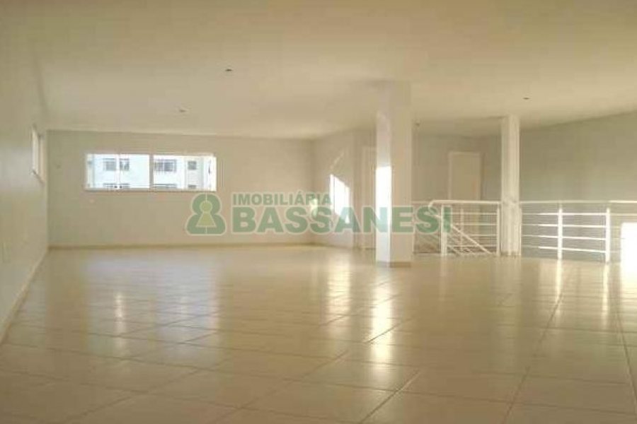 Loja com 330m², no bairro Cinqüentenário em Caxias do Sul para Alugar