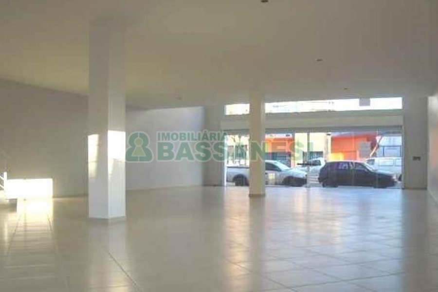 Loja com 330m², no bairro Cinqüentenário em Caxias do Sul para Alugar