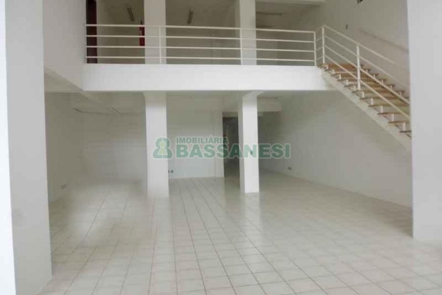 Loja com 292m², 10 vagas, no bairro Centro em Caxias do Sul para Alugar