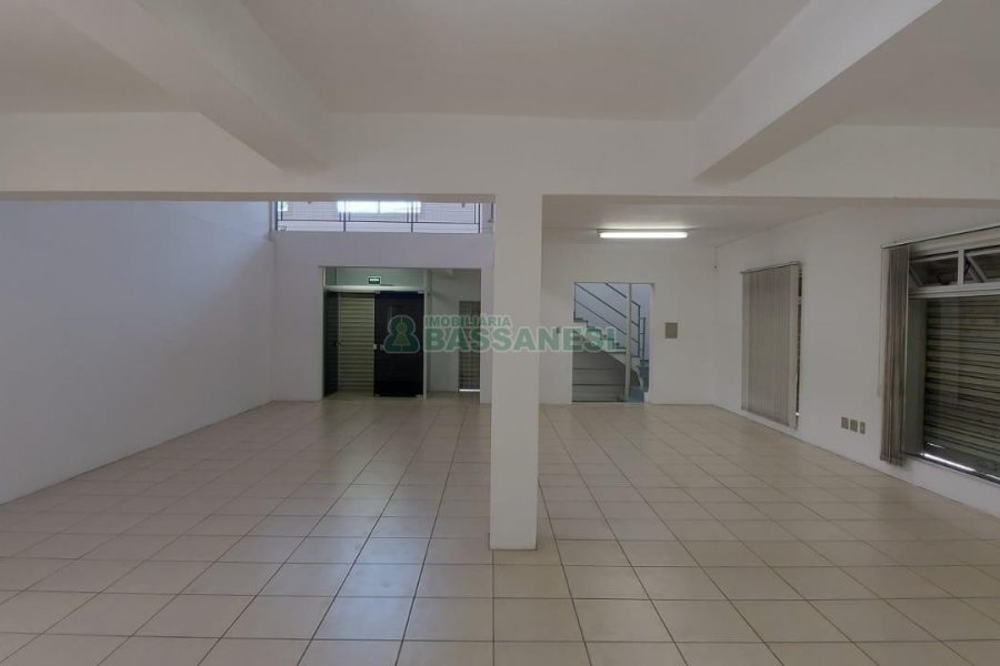 Loja com 460m², 2 vagas, no bairro Medianeira em Caxias do Sul para Alugar