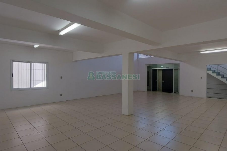 Loja com 460m², 2 vagas, no bairro Medianeira em Caxias do Sul para Alugar