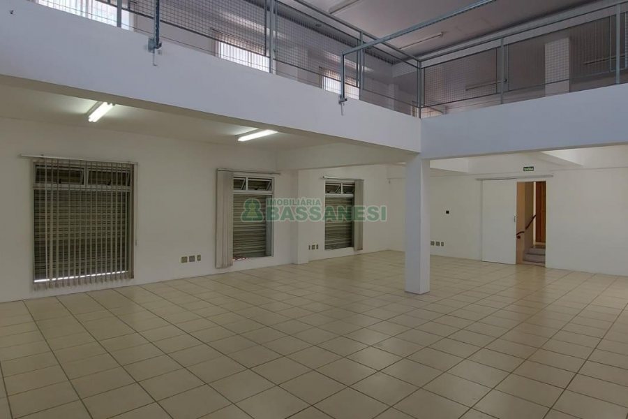 Loja com 460m², 2 vagas, no bairro Medianeira em Caxias do Sul para Alugar