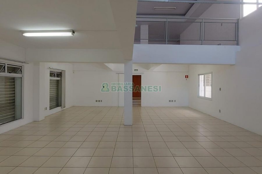 Loja com 460m², 2 vagas, no bairro Medianeira em Caxias do Sul para Alugar