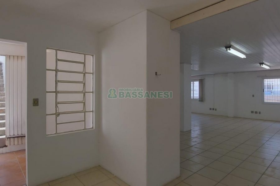 Loja com 460m², 2 vagas, no bairro Medianeira em Caxias do Sul para Alugar