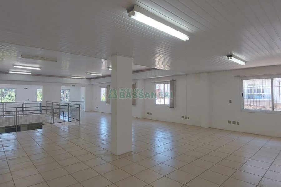 Loja com 460m², 2 vagas, no bairro Medianeira em Caxias do Sul para Alugar