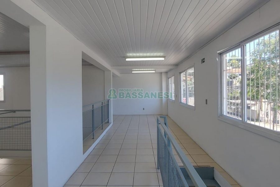Loja com 460m², 2 vagas, no bairro Medianeira em Caxias do Sul para Alugar