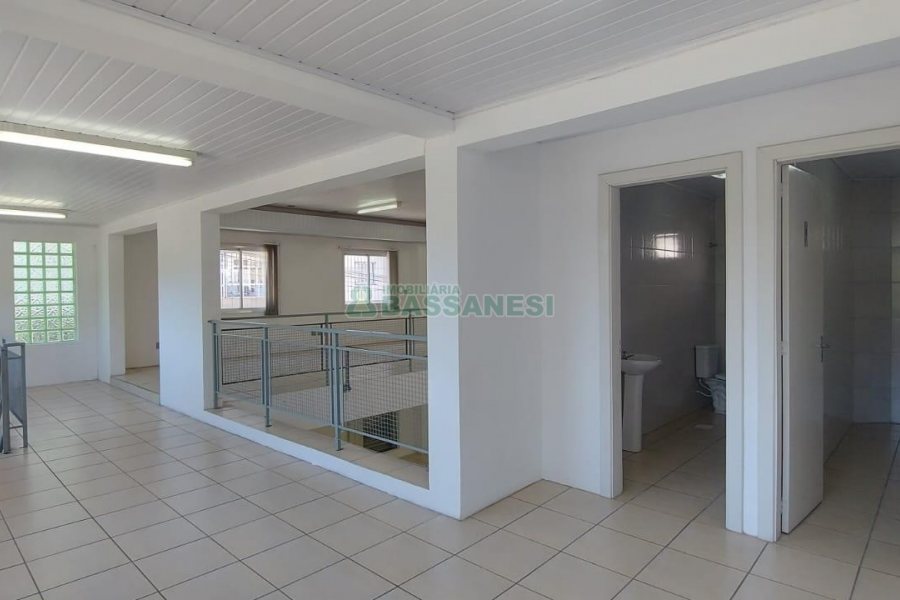 Loja com 460m², 2 vagas, no bairro Medianeira em Caxias do Sul para Alugar