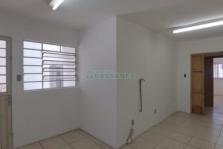 Loja com 460m², 2 vagas, no bairro Medianeira em Caxias do Sul para Alugar