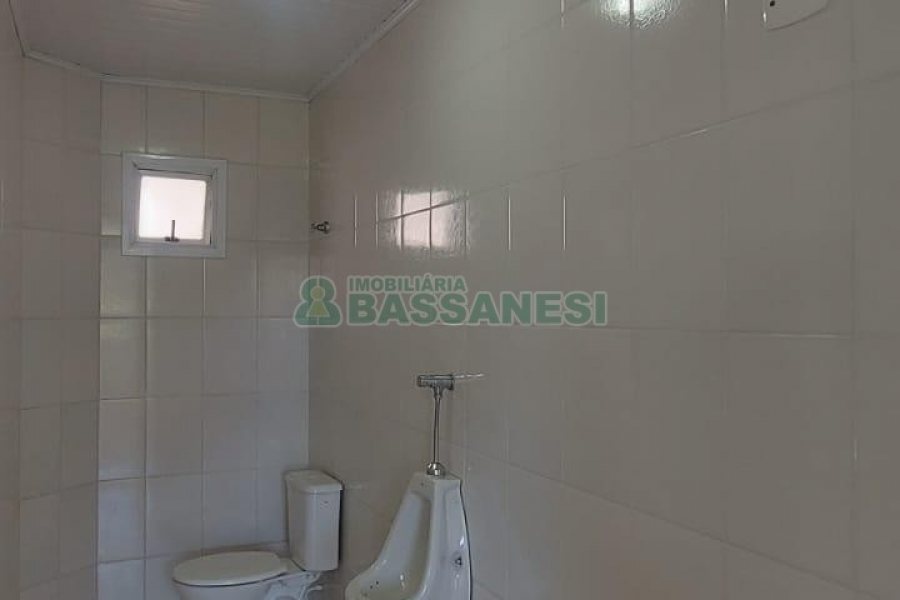 Loja com 460m², 2 vagas, no bairro Medianeira em Caxias do Sul para Alugar