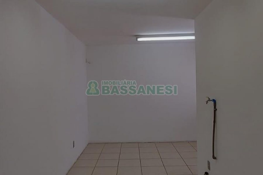 Loja com 460m², 2 vagas, no bairro Medianeira em Caxias do Sul para Alugar